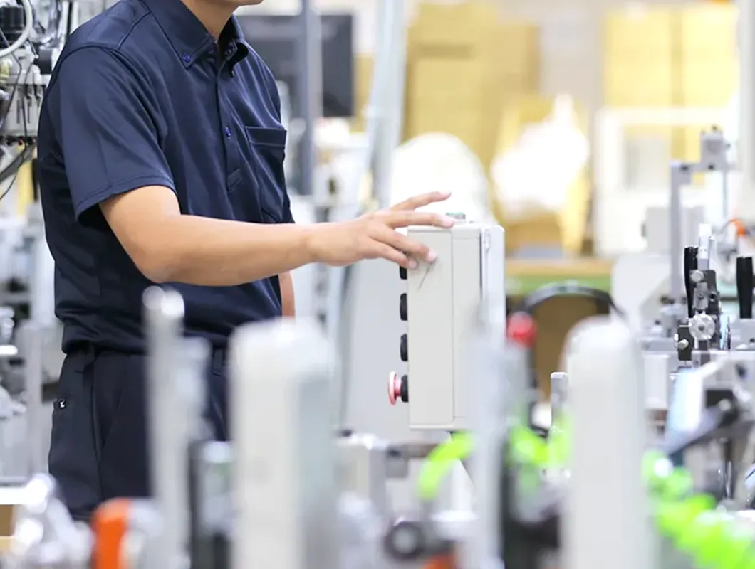 加工機を操作する社員