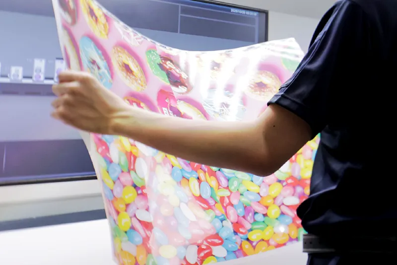 印刷の仕上がりを確認する作業員