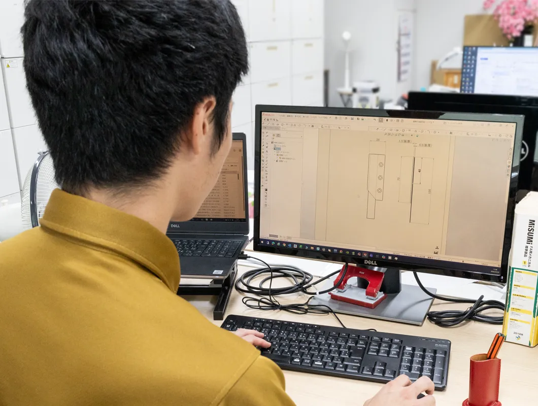 ソフトを操作する社員