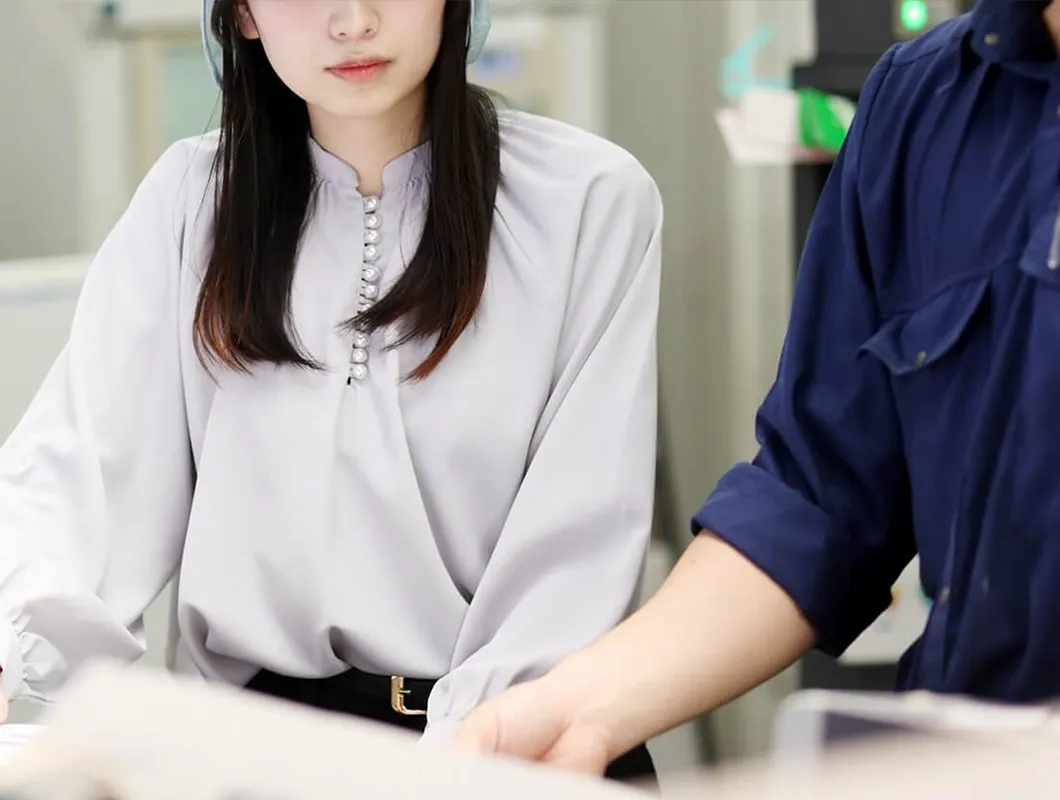 印刷立ち合いの女性